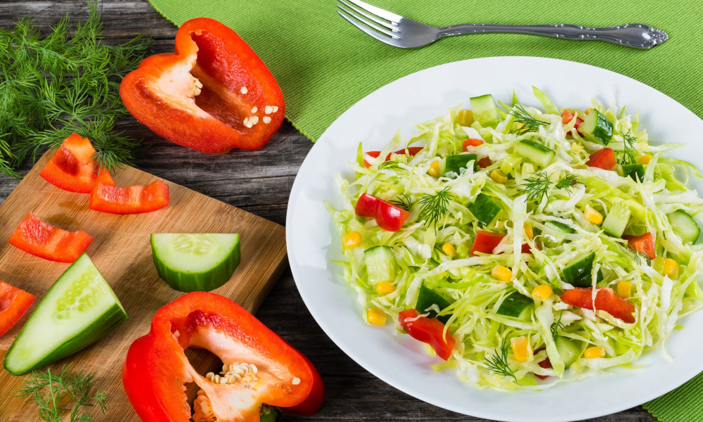 Салат из капусты и кукурузы