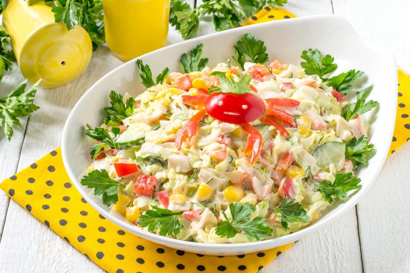 Салат с крабовыми палочками и пекинской капустой