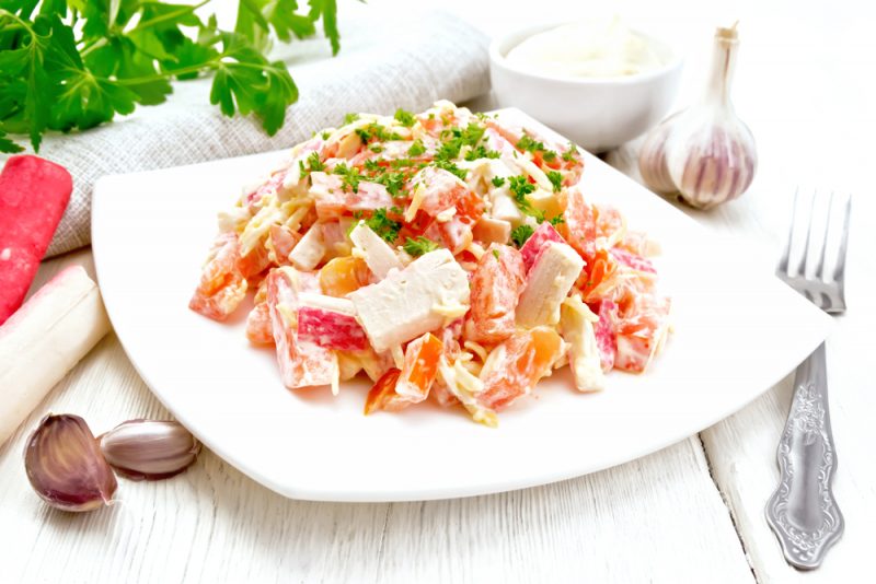 Салат с крабовыми палочками и пекинской капустой