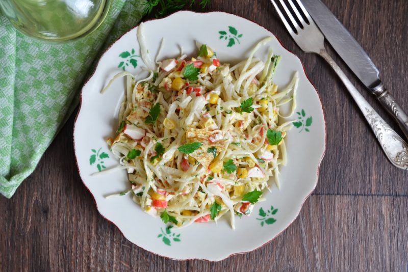 Салат с крабовыми палочками и пекинской капустой