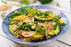 Салат с манго, куриной грудкой и авокадо