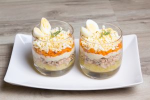 Салат «Мимоза»: вкусное и изысканное блюдо для любого стола