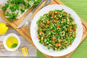 Салат из кус-куса, тунца и авокадо