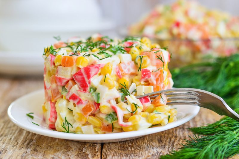 Салат с крабовыми палочками и пекинской капустой