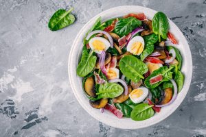 Салат из огородной зелени с яйцом и пряной ореховой смесью