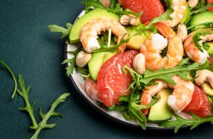 Салат с грейпфрутом, рукколой и креветками