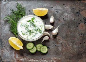 Салат с греческим йогуртом, огурцом и мятой
