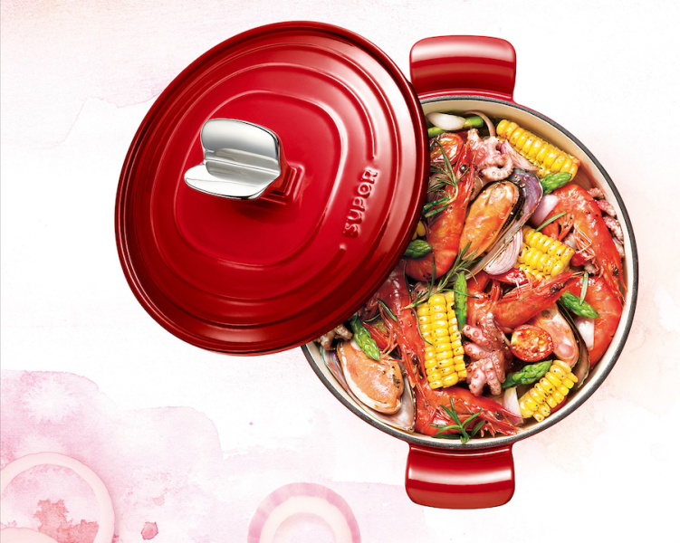 Красная кокотница с морепродуктами и овощами
